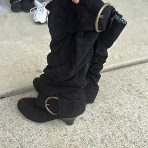 Size 7 women’s black boots with gold buckles